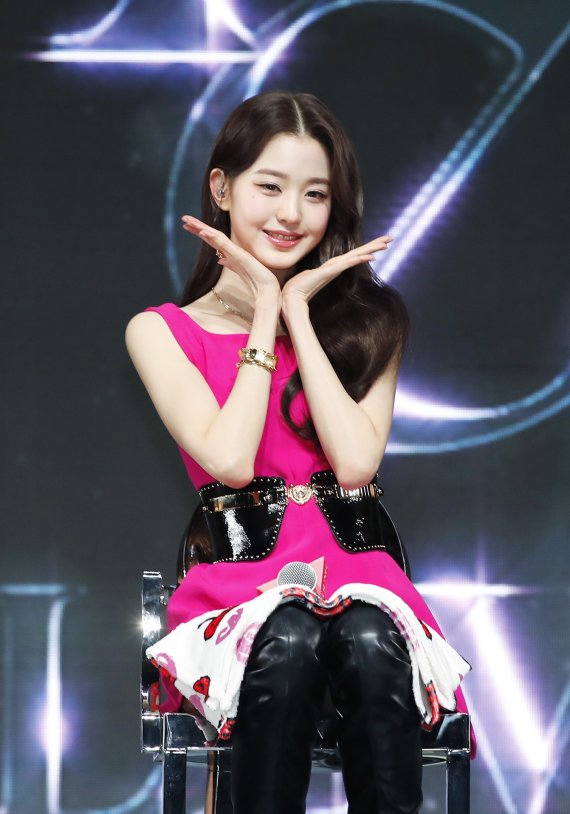 그룹 아이브(IVE) 장원영이 1일 오후 서울 광진구 예스24 라이브홀에서 열린 첫 번째 싱글앨범 '일레븐(ELEVEN)' 데뷔 쇼케이스에 참석해 포즈를 취하고 있다. © News1 권현진 기자