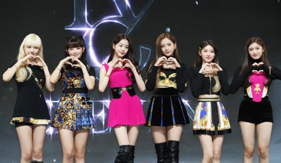 그룹 아이브(IVE) 리즈(왼쪽부터), 레이, 장원영, 안유진, 가을, 이서가 1일 오후 서울 광진구 예스24 라이브홀에서 열린 첫 번째 싱글앨범 '일레븐(ELEVEN)' 데뷔 쇼케이스에 참석해 하트를 그리고 있다. © News1 권현진 기자