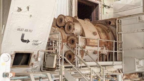 평택발전본부 내에 위치한 제1복합발전 2호기 가스터빈의 모습. 가운데 원통형 설비가 LNG 연소기다. 총 10기가 부착돼있다. 한화임팩트는 LNG연소기를 수소혼소 연소기로 교체해 실증사업에 돌입한다.