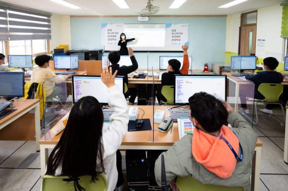지난 3월 '삼성 주니어 SW 아카데미'를 운영하는 충북 '괴산명덕초등학교'에서 AI 수업이 진행되고 있다. 삼성전자 제공