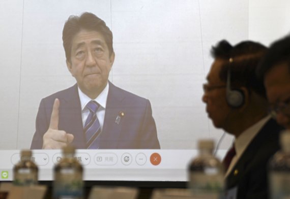 1일 대만 타이페이의 국가정책연구소 포럼에서 일본의 아베 신조 전 총리가 화상으로 연설하고 있다.AP뉴시스