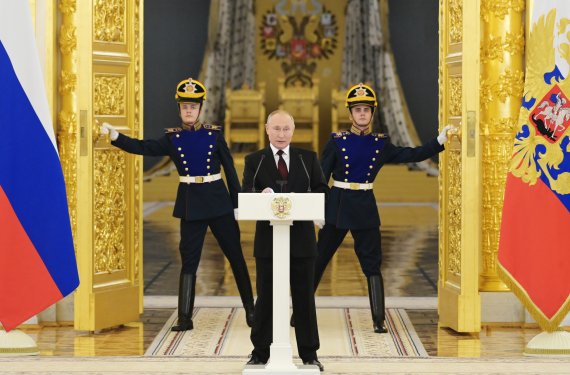블라디미르 푸틴 러시아 대통령(가운데)이 1일(현지시간) 수도 모스크바 크렘린궁에서 외국 대사들을 접견한 가운데 연설하고 있다.AP뉴시스