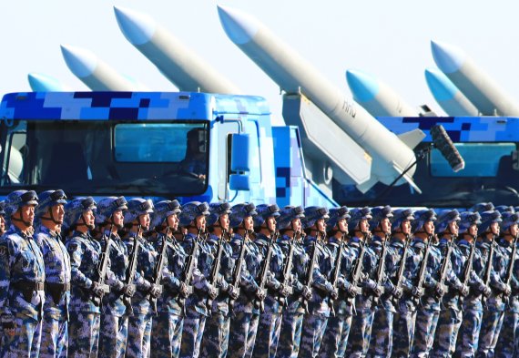 중국군 로켓군의 미사일 부대가 중국 네이멍구 즈르허에서 열린 인민해방군 창건 90주년 기념 열병식에서 시진핑 중앙군사위 주석의 사열을 받고 있다.<div id='ad_body3' class='mbad_bottom' ></div> /사진=신화뉴시스