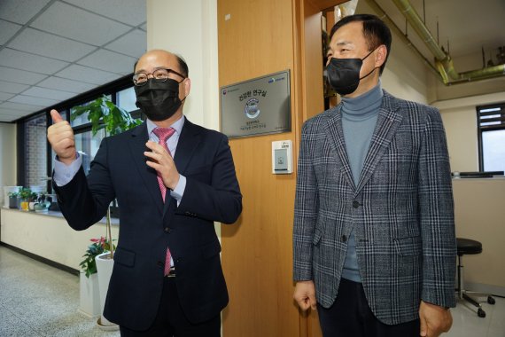 과기정통부 이창윤 기초원천연구정책관과 장암 교수© 뉴스1