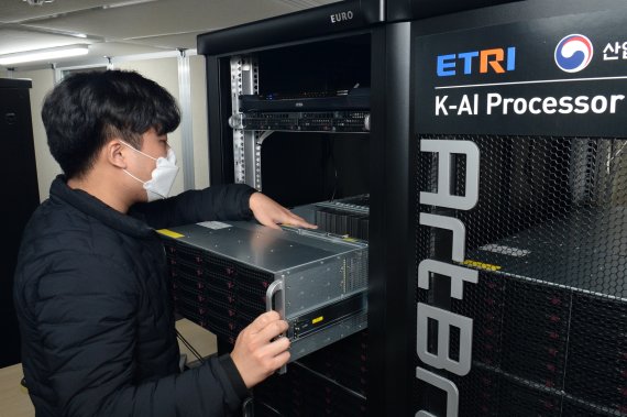 ETRI 연구진이 AI서버 '아트브레인-K'를 점검하고 있다. ETRI 제공