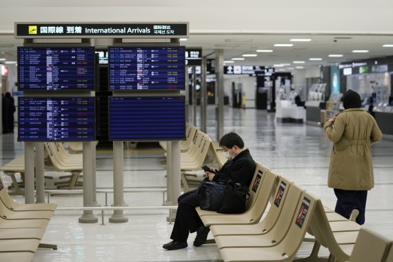 지난해 12월 초 일본 도쿄 나리타공항이 한산한 모습이다. AP뉴시스