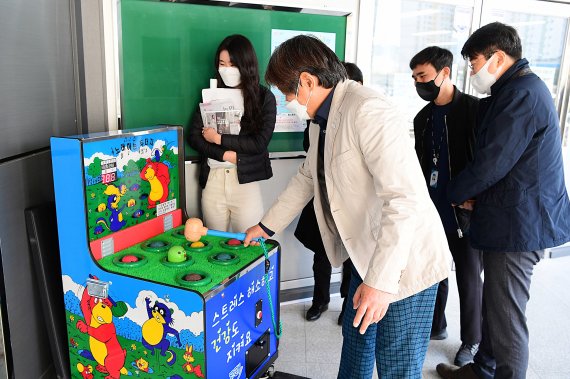 ▲ 부산 동래구 한 직원이 청사에 설치된 '두더지 잡기' 게임을 하고 있다.