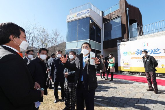 [창원=뉴시스] 강경국 기자 = 허성무 경남 창원시장이 2일 북면 전망대 작은도서관 개관식에 참석하고 있다. (사진=창원시청 제공). 2021.12.02. photo@newsis.com *재판매 및 DB 금지