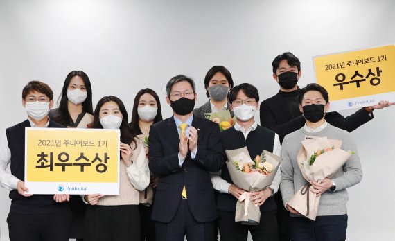 민기식 푸르덴셜생명보험 대표이사 사장(오른쪽 세번째)이 지난 1일 서울 강남대로 푸르덴셜타워에서 열린 '푸르덴셜 주니어보드 1기 우수 연구과제 시상식'에서 수상자들과 기념사진을 찍고 있다. 푸르덴셜생명보험 제공