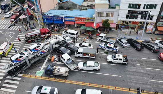 20일 오전 전남 여수시 광무동 한재사거리에서 12중 추돌사고가 발생, 출동한 소방당국이 구조작업을 하고 있다.(여수소방 제공) 2021.7.20/뉴스1 © News1 정다움 기자