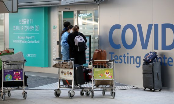 [인천공항=뉴시스] 조성우 기자 = 국내에서 코로나19의 새로운 변이 바이러스 '오미크론' 확진자가 확인된 2일 인천국제공항 제1여객터미널에 마련된 검사센터에 해외 입국자가 들어가고 있다. 2021.12.02. xconfind@newsis.com