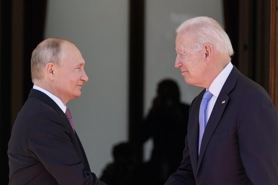 조 바이든 미국 대통령(오른쪽)과 블라디미르 푸틴 러시아 대통령이 지난 6월 16일(현지시간) 스위스 제네바에서 정상 회담 실시에 앞서 악수를 나누고 있다. 두 정상은 7일 온라인으로 정상회담을 한다. AP뉴시스