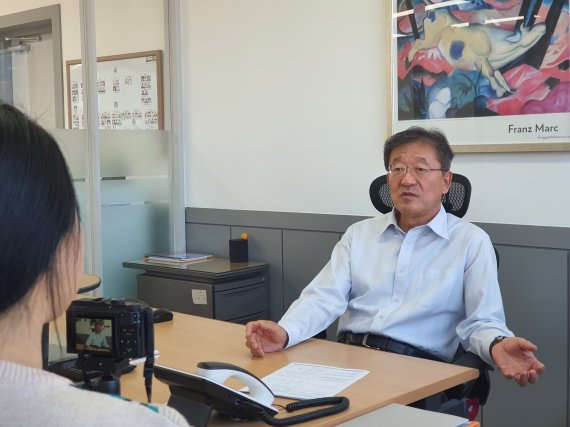 [서울=뉴시스]이청대 큐에스아이 대표가 2일 충남 천안시 본사에서 뉴시스 취재진과 인터뷰를 하고 있다.