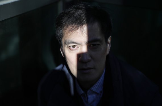 '비극의 탄생' 손병관 작가가 3일 서울 종로구 뉴스1에서 열린 인터뷰에 앞서 포즈를 취하고 있다. 2021.12.3/뉴스1 © News1 권현진 기자