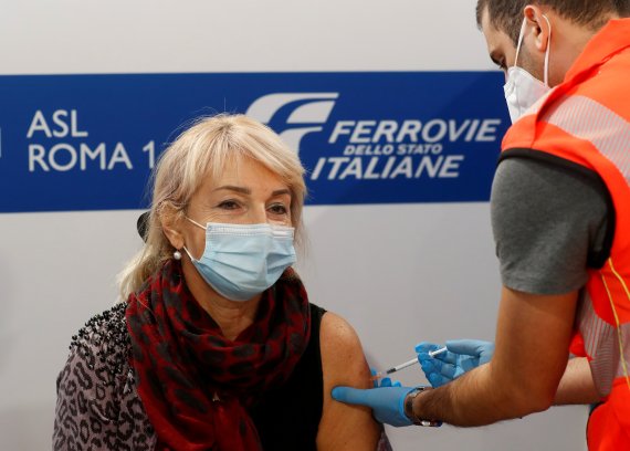 이탈리아 로마에서 지난달 24일(현지시간) 한 여성이 코로나19 백신을 맞고 있다. 로이터뉴스1