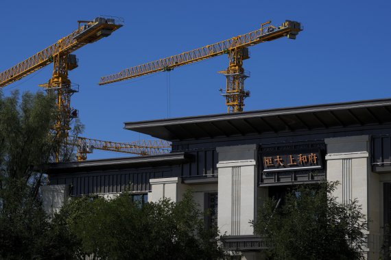 중국 베이징에 보이는 헝다그룹 신주택 개발 전시실 건물. /사진=AP·뉴시스