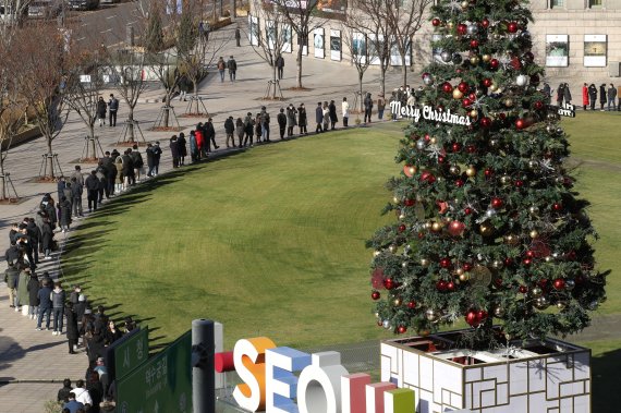 3일 오후 서울시청 앞 광장에 마련된 임시선별진료소를 찾은 시민들이 코로나19 검사를 받기 위해 길게 줄지어 서 있다. 2012.12.3/뉴스1 © News1 이광호 기자