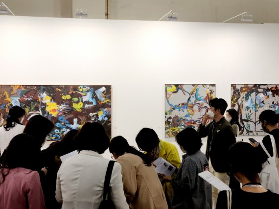 [서울=뉴시스] 13일 부산 벡스코에서 개막한 2021 아트부산 현장. 2021.5.13. photo@newsis.com