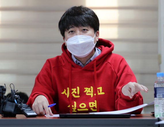 이준석 국민의힘 대표가 4일 오전 부산 수영구 국민의힘 부산시당에서 열린 선거대책회의에서 모두발언을 하고 있다. 2021.12.4/뉴스1 © News1 구윤성 기자