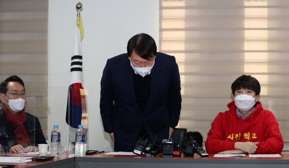 윤석열 국민의힘 대선 후보가 4일 오전 부산 수영구 국민의힘 부산시당에서 열린 선거대책회의에 참석해 인사하고 있다. 2021.12.4/뉴스1 © News1 구윤성 기자