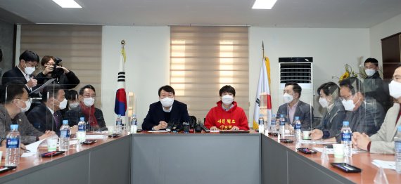 윤석열 국민의힘 대선 후보가 4일 오전 부산 수영구 국민의힘 부산시당에서 열린 선거대책회의에서 모두발언을 하고 있다. 2021.12.4/뉴스1 © News1 구윤성 기자