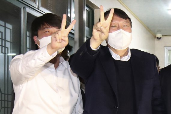 이준석 국민의힘 대표와 윤석열 대선 후보가 3일 오후 울산 울주군 한 식당에서 회동을 마친 뒤 포즈를 취하며 대선승리를 다짐하고 있다. 2021.12.3/뉴스1 © News1 윤일지 기자