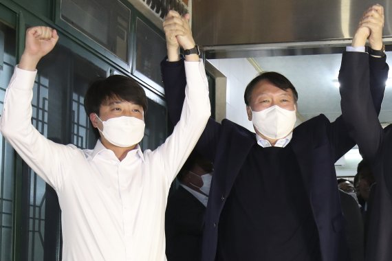 이준석 국민의힘 대표와 윤석열 대선 후보가 3일 오후 울산 울주군 한 식당에서 회동을 마친 뒤 두 손을 맞잡아 번쩍 들어올리고 있다. 2021.12.3/뉴스1 © News1 윤일지 기자