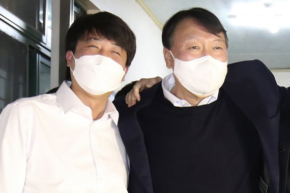 이준석 국민의힘 대표와 윤석열 대선 후보가 3일 오후 울산 울주군 한 식당에서 회동을 마친 뒤 어깨동무를 하고 있다. 2021.12.3/뉴스1 © News1 윤일지 기자