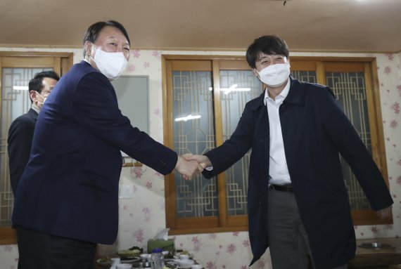 윤석열 국민의힘 대선 후보와 이준석 당대표가 3일 오후 울산 울주군 한 식당에서 만나 악수를 하고 있다. 2021.12.3/뉴스1 © News1 윤일지 기자