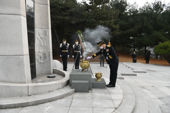 이흥교 신임 소방청장 소방충혼탑 참배