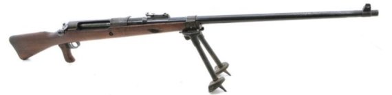 탕크게베어 M1918. 독일군은 제1차 세계 대전 당시 영국의 신 병기인 Mk 탱크 시리즈 전차를 시작으로 연합군 기갑 병기가 독일의 참호망을 돌파해 오자 야포, 집속수류탄과 엘리펀트 건으로 대항했지만, 세계 최초의 대전차 소총인 T-Gewehr(탱크-소총) Gew98을 개발한다. 13.2mm 대구경 철갑탄을 발사하는 대형 단발식 총기로 당시 대부분의 전차장갑을 관통할 수 있었다. 사진=내셔널 인터레스트(national interest)