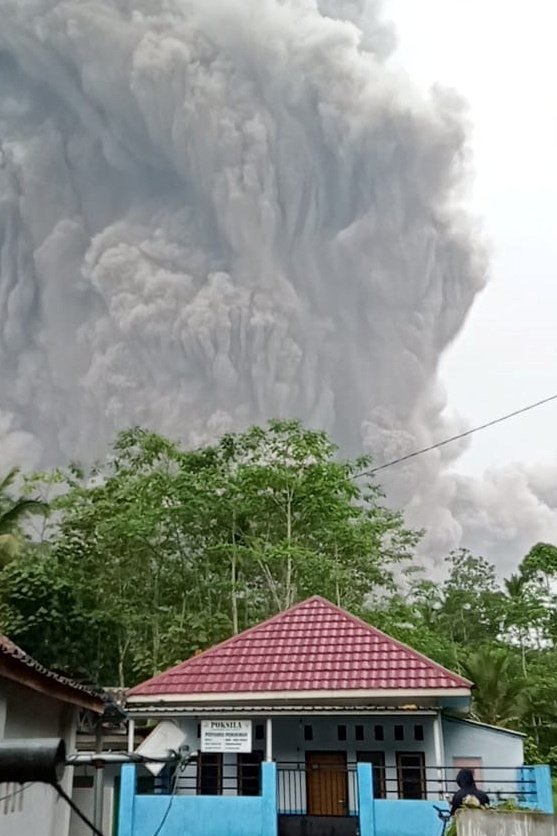 4일 인도네시아 자바섬 동부 스메루 화산이 분화했다. 로이터 뉴스1