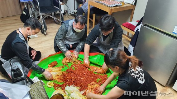 남양주시 장애인 자립생활체험홈 일상생활체험(김장) 활동. 사진제공=남양주시