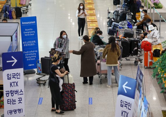 3일 인천국제공항 1터미널 입국장에서 해외 입국객들이 전용공간에서 대기하고 있다. 신종 코로나바이러스 감염증(코로나19) 변이 바이러스인 오미크론의 유입을 막기 위해 이날부터 2주간 해외에서 국내로 들어오는 모든 내·외국이은 백신 접종 여부와 상관없이 10일간 격리하게 된다. 2021.12.3/뉴스1 © News1 안은나 기자