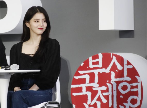 배우 한소희가 8일 부산 영화의전당 야외무대에서 열린 영화 ‘마이 네임’ 오픈토크에 참석해 옅은 미소로 시선을 사로잡고 있다. © News1 권현진 기자