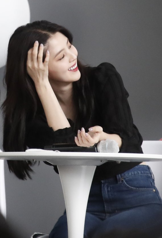 배우 한소희가 8일 오후 부산 해운대구 영화의전당 야외극장에서 열린 제26회 부산국제영화제 초청작 '마이네임' 오픈토크에 참석해 행복한 미소를 짓고 있다. © News1 권현진 기자