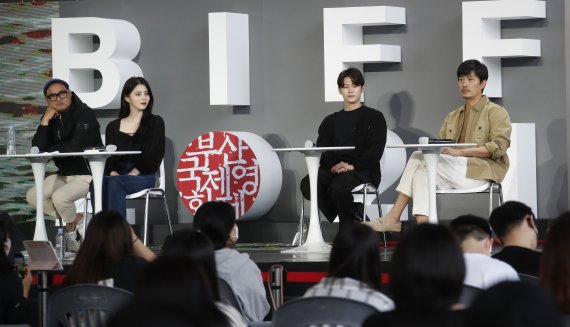 배우 김상호(왼쪽부터), 한소희, 김학주, 박희순이 8일 부산 영화의전당 야외무대에서 열린 영화 ‘마이 네임’ 오픈토크에 참석해 질문을 듣고 있다. © News1 권현진 기자