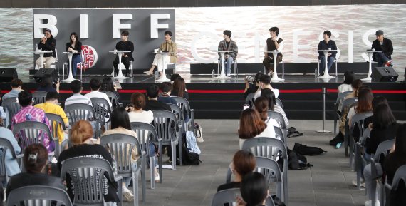 배우 김상호(왼쪽부터), 한소희, 이학주, 박희순, 장률, 안보현, 김바다 작가, 김진민 감독이 8일 부산 영화의전당 야외무대에서 열린 영화 ‘마이 네임’ 오픈토크에 참석해 팬들과 소통하고 있다. © News1 권현진 기자