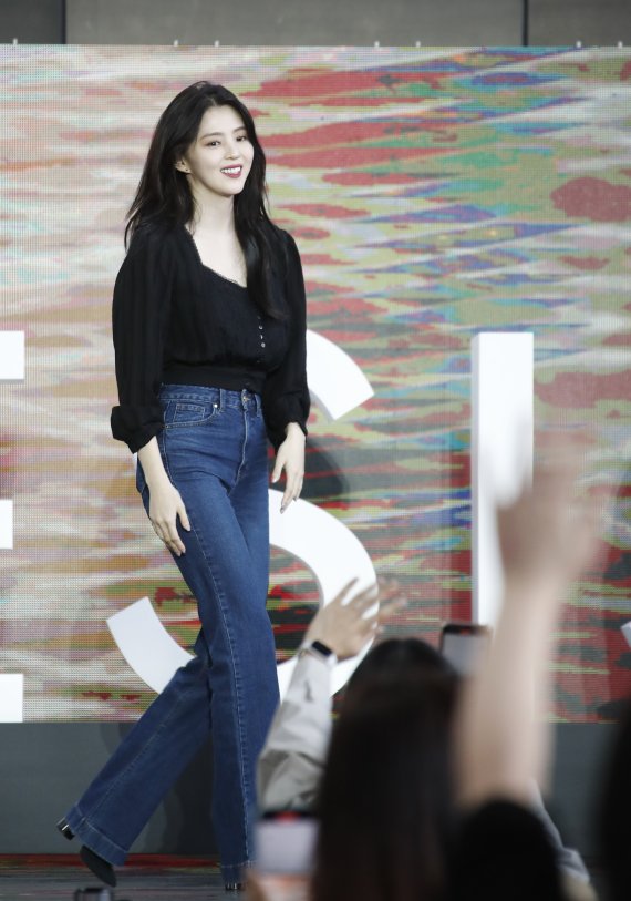 배우 한소희가 8일 오후 부산 해운대구 영화의전당 야외극장에서 열린 제26회 부산국제영화제 초청작 '마이네임' 오픈토크에 참석해 팬들의 환호에 미소를 짓고 있다. © News1 권현진 기자