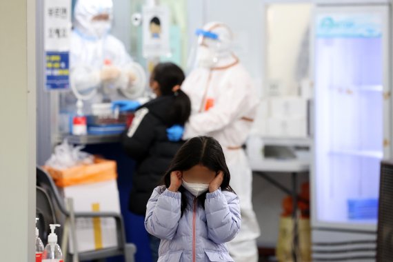 서울의 한 보건소에서 어린이가 코로나19 검사를 기다리던 중 다른 아이의 울음소리가 들리자 귀를 막고 눈을 돌리고 있다.(이 사진은 기사와 직접적인 연관이 없음) /사진=뉴스1
