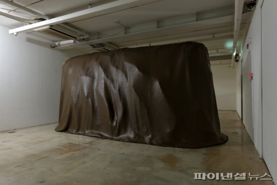 김주리, 모습 某濕 Wet Matter 2, 2020,젖은 흙, 혼합재료, 연필나무향, 505(w)×208(d)×240. 사진제공=안산문화재단