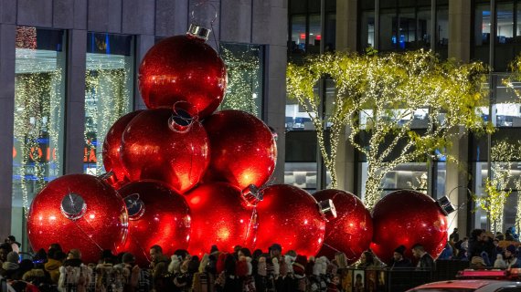 미국 뉴욕시민들이 5일(현지시간) 시내 6번가의 크리스마스 장식들을 구경하고 있다. 로이터뉴스1