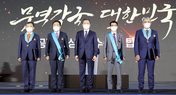 [서울=뉴시스] 전진환 기자 = 문재인 대통령이 6일 오전 서울 삼성동 코엑스에서 열린 제58회 무역의 날 기념식에 참석해 금탑산업훈장을 수상한 이영택 대창 본부장, 김기옥 제놀루션 대표이사를 비롯한 수상자들과 기념촬영을 하고 있다. 2021.12.06. amin2@newsis.com