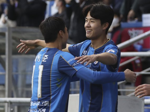 5일 오후 울산 문수축구경기장에서 열린 프로축구 '하나원큐 K리그1 2021' 38라운드 최종전 울산현대와 대구FC의 경기에서 울산 설영우가 선제골을 넣고 동료들과 기뻐하고 있다. 2021.12.5/뉴스1 © News1 윤일지 기자