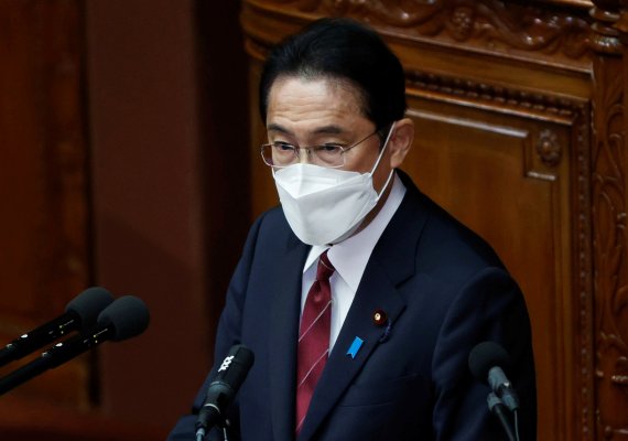 기시다 후미오 일본 총리가 6일 일본 국회에서 코로나19 방역을 위해 마스크를 쓰고, 소신표명 연설을 하고 있다. 로이터 뉴스1