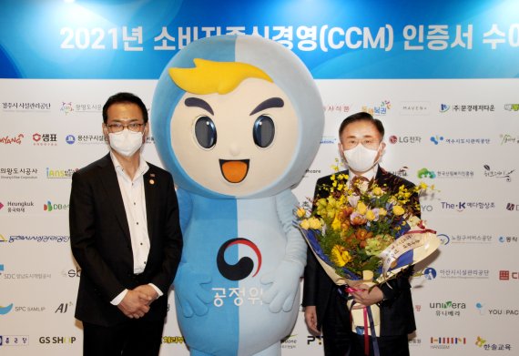 권중원 흥국화재 대표이사 사장(오른쪽)이 3일 서울 신라호텔에서 진행한 '2021 하반기 소비자중심경영 인증 수여식에서 기념촬영을 하고 있다. 흥국화재 제공