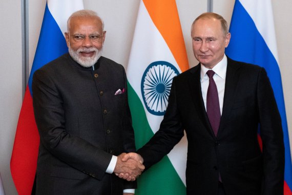 (왼쪽부터) 나렌드라 모디 인도 총리와 블라디미르 푸틴 러시아 대통령 로이터뉴스1
