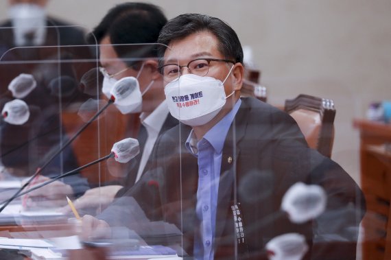 이양수 국민의힘 의원이 7일 오후 서울 여의도 국회에서 열린 농림축산식품해양수산위원회의 해양수산부 국정감사에서 질의를 하고 있다. 사진=뉴시스