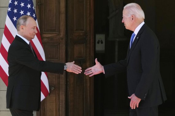 지난 6월 16일 스위스 제네바에서 블라디미르 푸틴 러시아 대통령(왼쪽)이 조 바이든 미국 대통령과 인사하고 있다.AP뉴시스