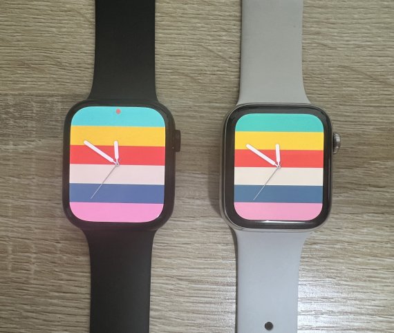 애플이 출시한 새로운 스마트워치인 '애플워치7'가 전작에 비해 화면 크기가 커졌다. 사진은 애플워치7(왼쪽)과 애플워치4(오른쪽) 비교한 모습. © 뉴스1